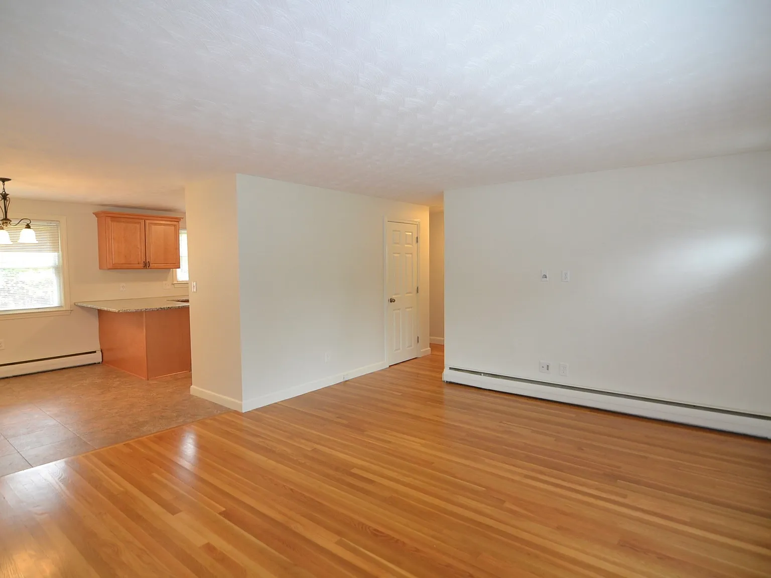 3 bed, 1.0 bath, 1014 sqft, $3,000 — Photo 4