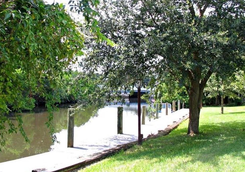 Boat/fishing dock in backyar