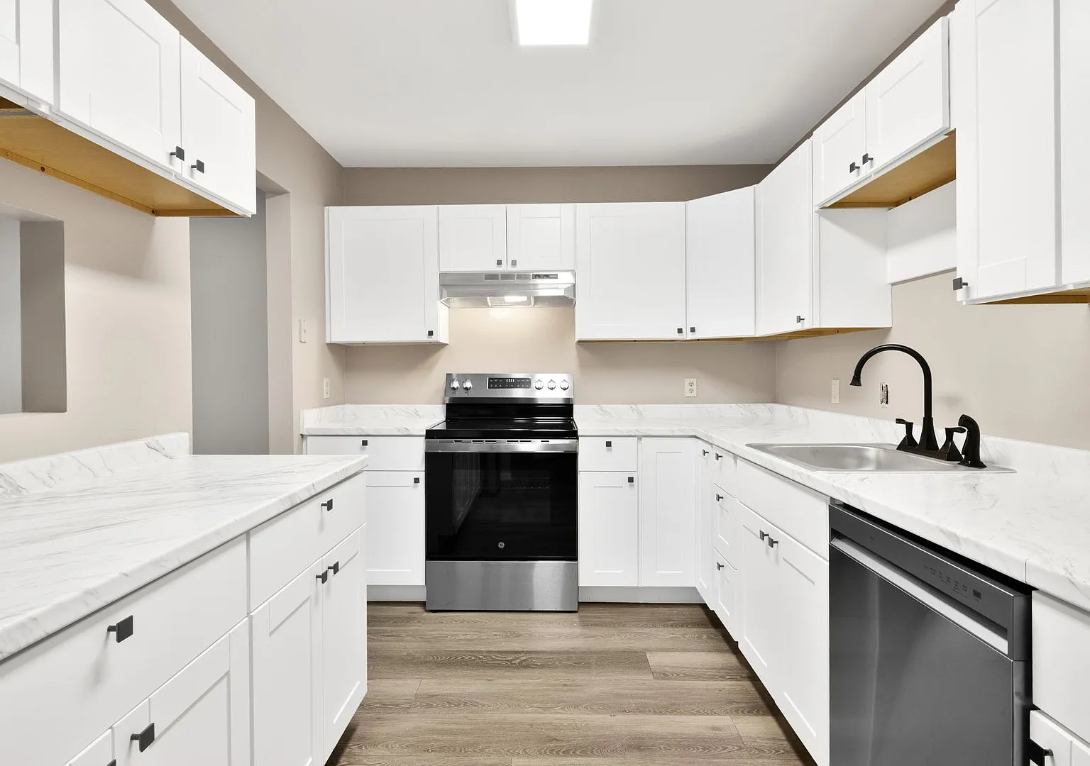 Modern 3-Bedroom Duplex in Holiday Hills, Traverse City — Photo 1