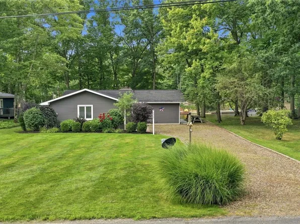2415 Plum Creek Dr, Rock Creek, OH 44084
