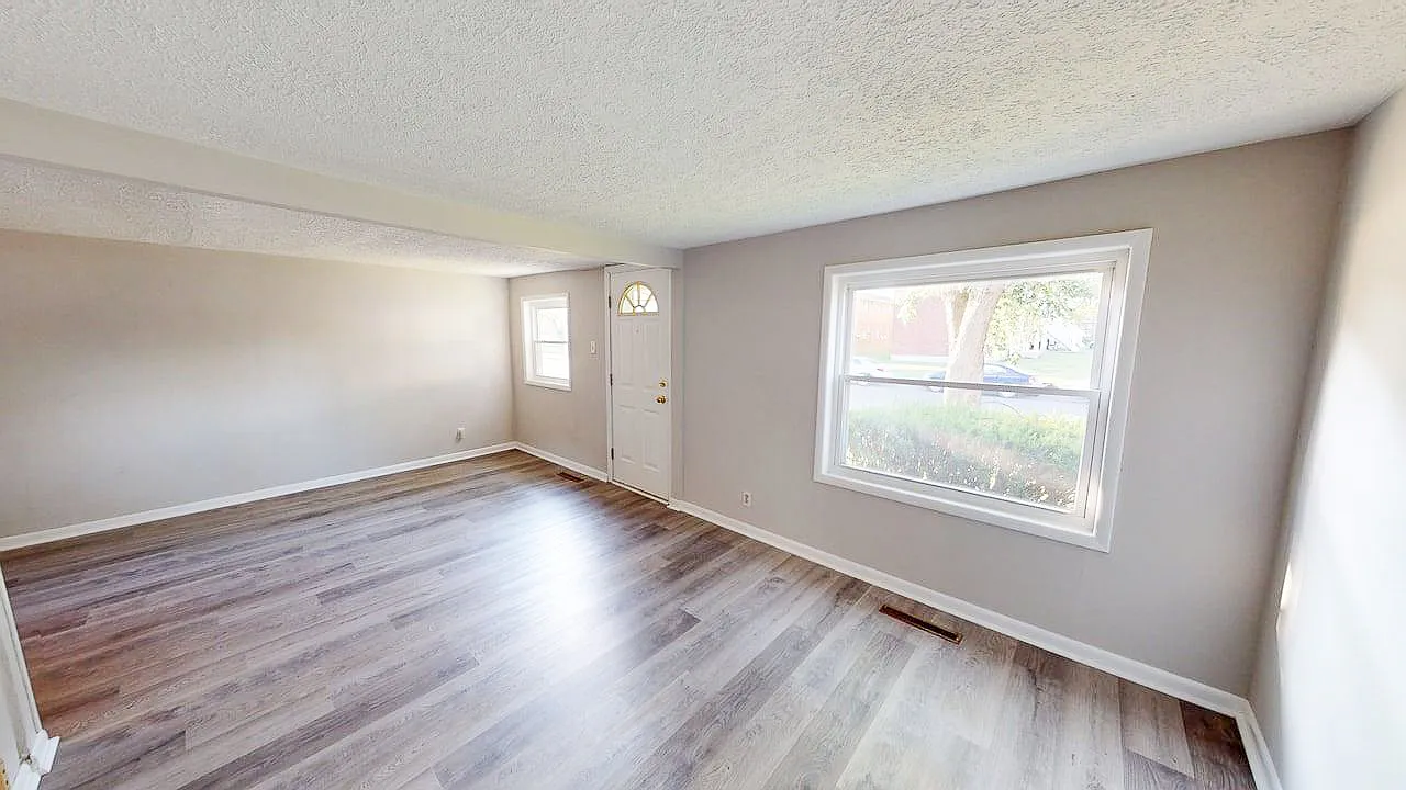 3 bed, $1,895 — Photo 2