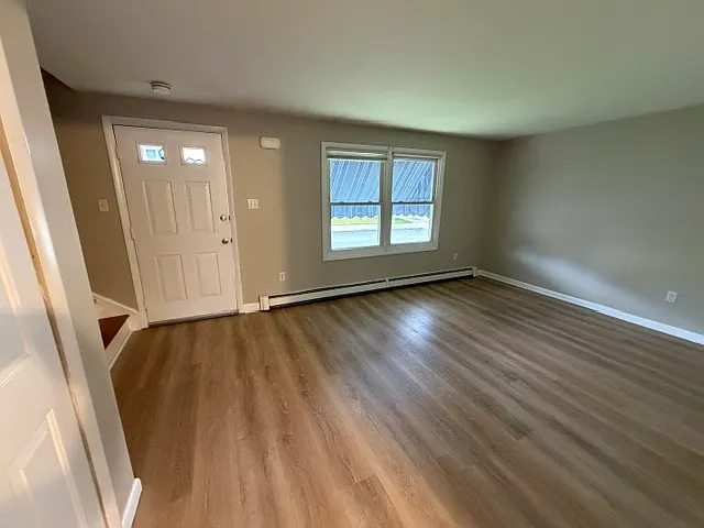 3 bed, 1.5 bath, 1100 sqft, $2,400 — Photo 2