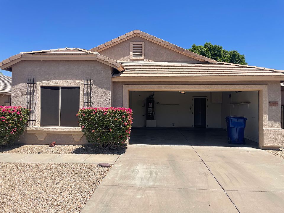 Front view / 2 car garage