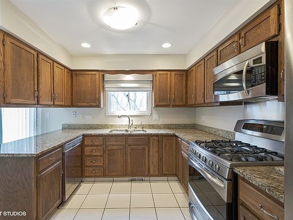 4th image of 1340 Deerfield Ct