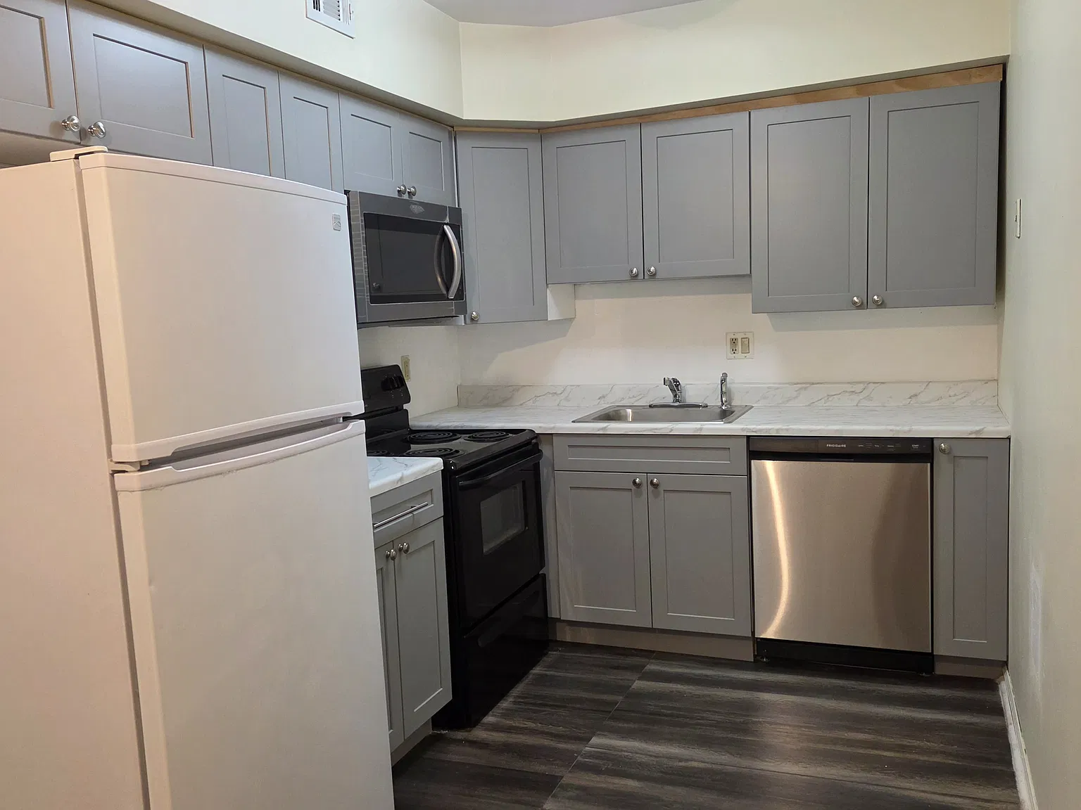 219 Washington Pl — Photo 3