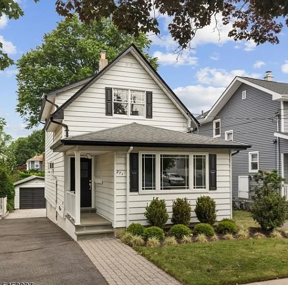 271 Travers Pl — Photo 1