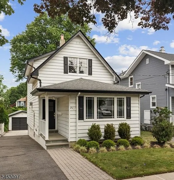 271 Travers Pl