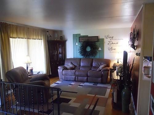 4th image of 215 Blaney Ave