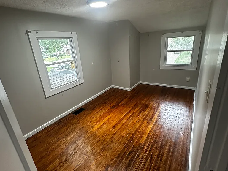 1414 E 9th St — Photo 17