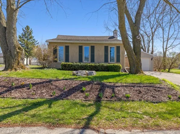 5067 Walsh Dr, Brighton, MI 48114