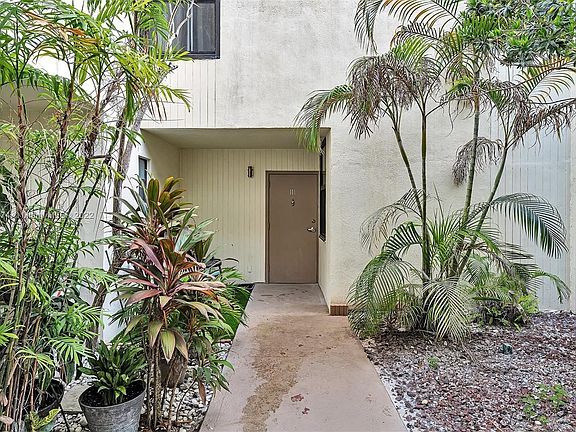4th image of 20291 NE 30th Ave APT 111