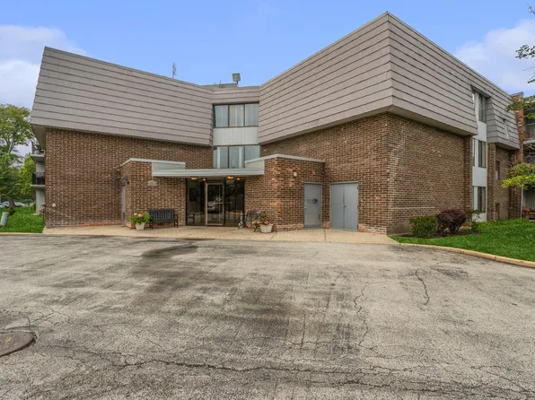 924 S Lake Ct APT 115, Westmont, IL 60559