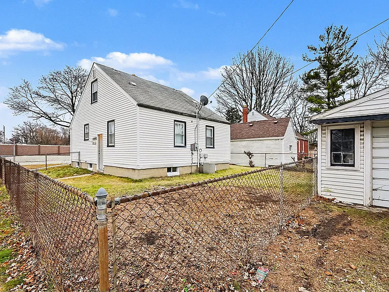 Detached 1-car garage
