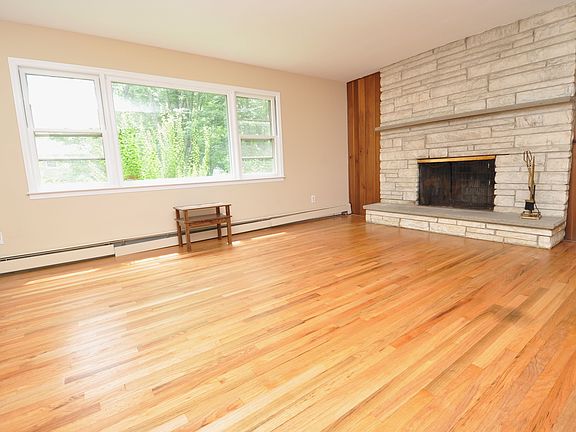 3rd image of 9 Knoll Pl