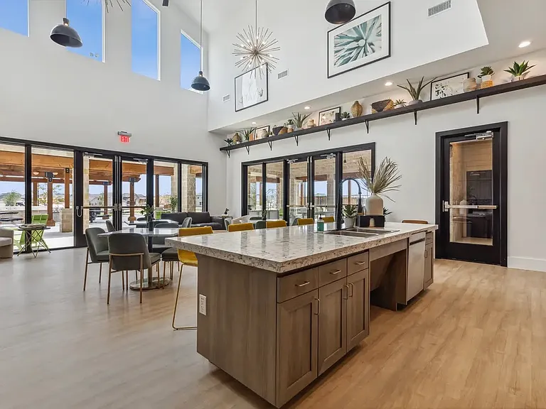 717 Leavenworth Dr — Photo 37