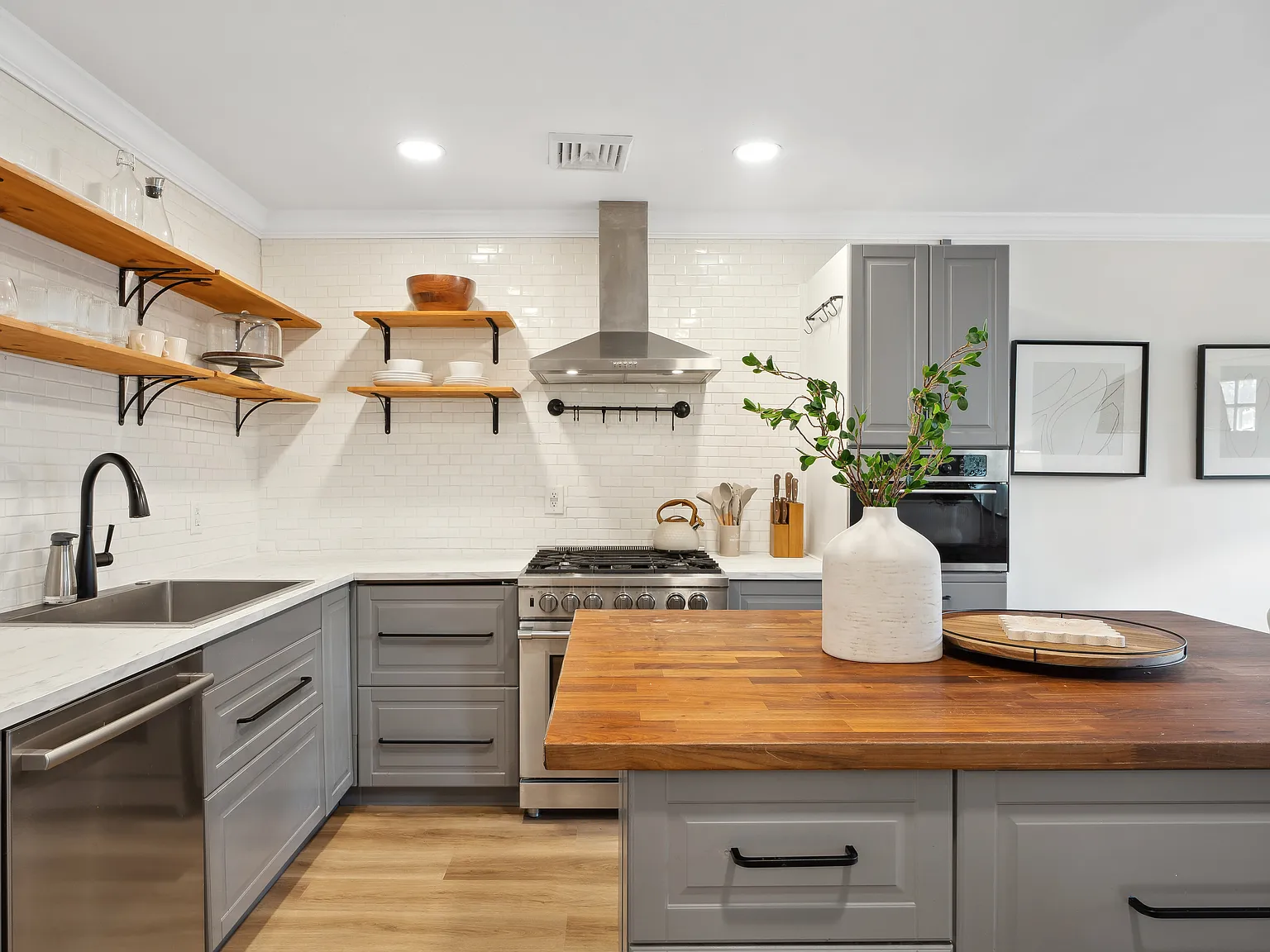 Hampton Bays 3 Bed 2ba 5500 Month Off Season Only — Photo 3