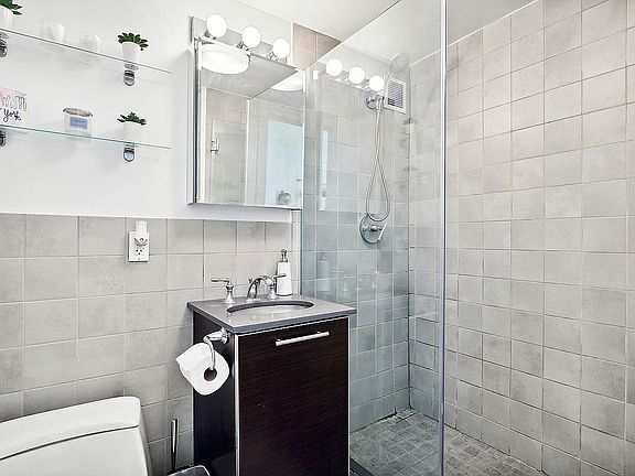5th image of 215 E 81st St #Phg