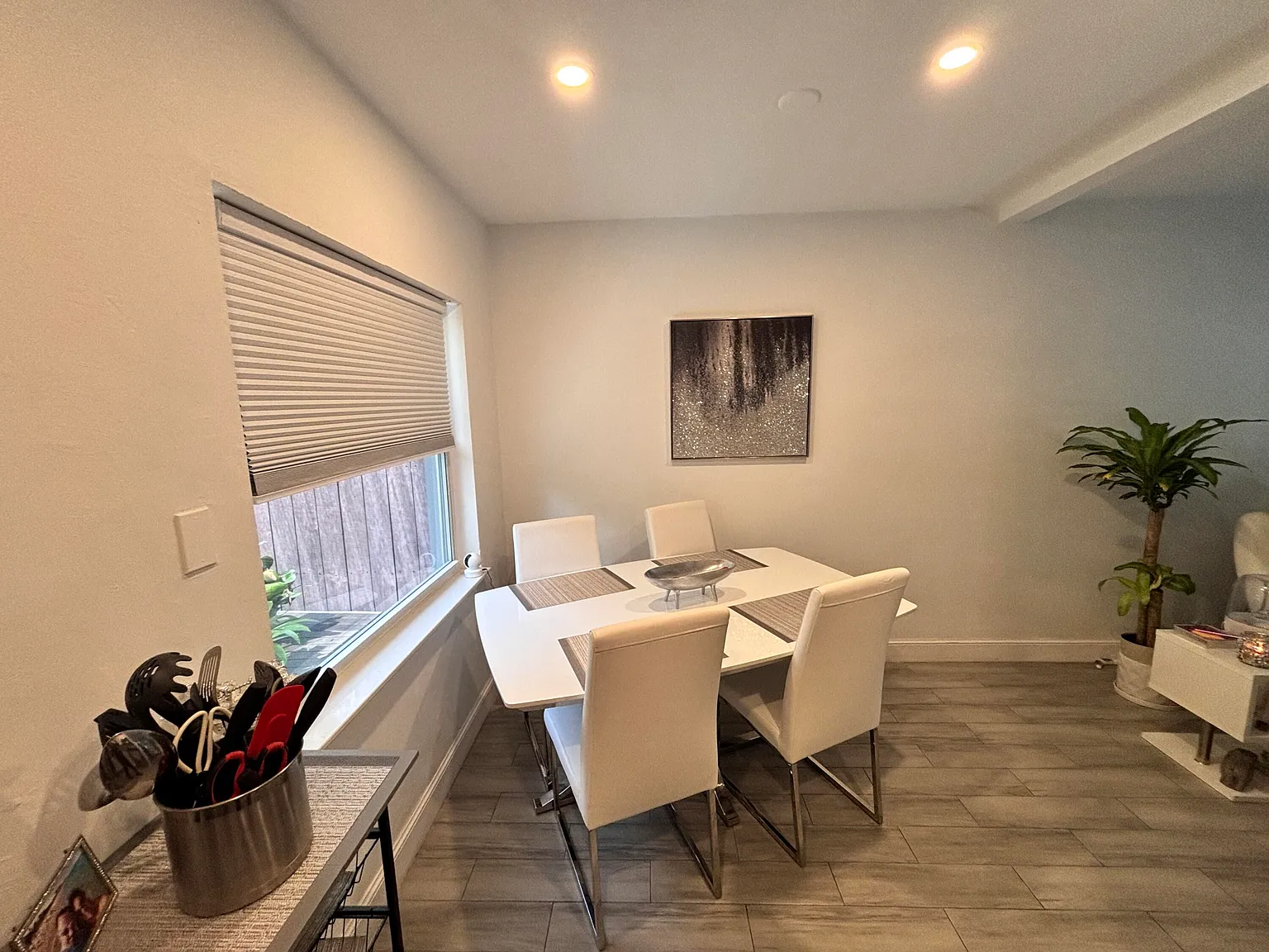 2 bed, 1.0 bath, 704 sqft, $2,300 — Photo 3