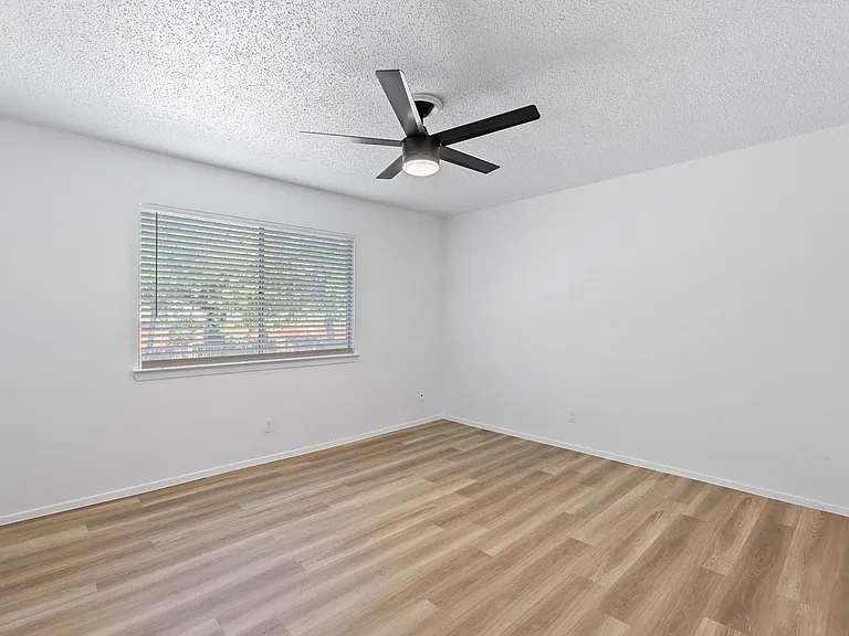Worthington Apartments — Photo 15