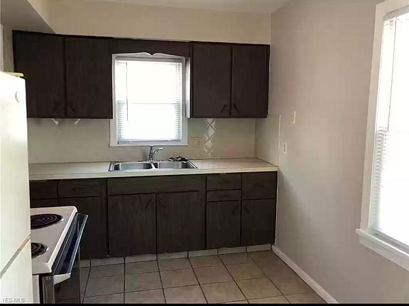 5th image of 884 Clifford Ave