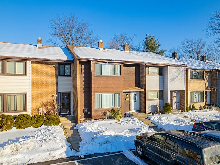 685 Ithaca Pl — Photo 23