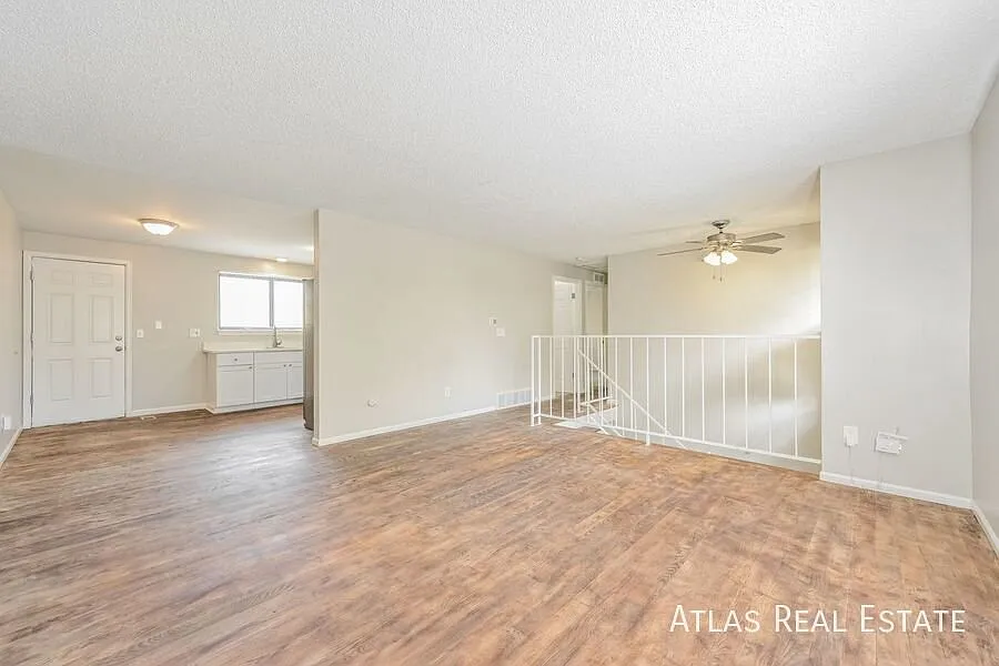 Bright beautiful 3 Bed 2 Bath with huge backyard! — Photo 4