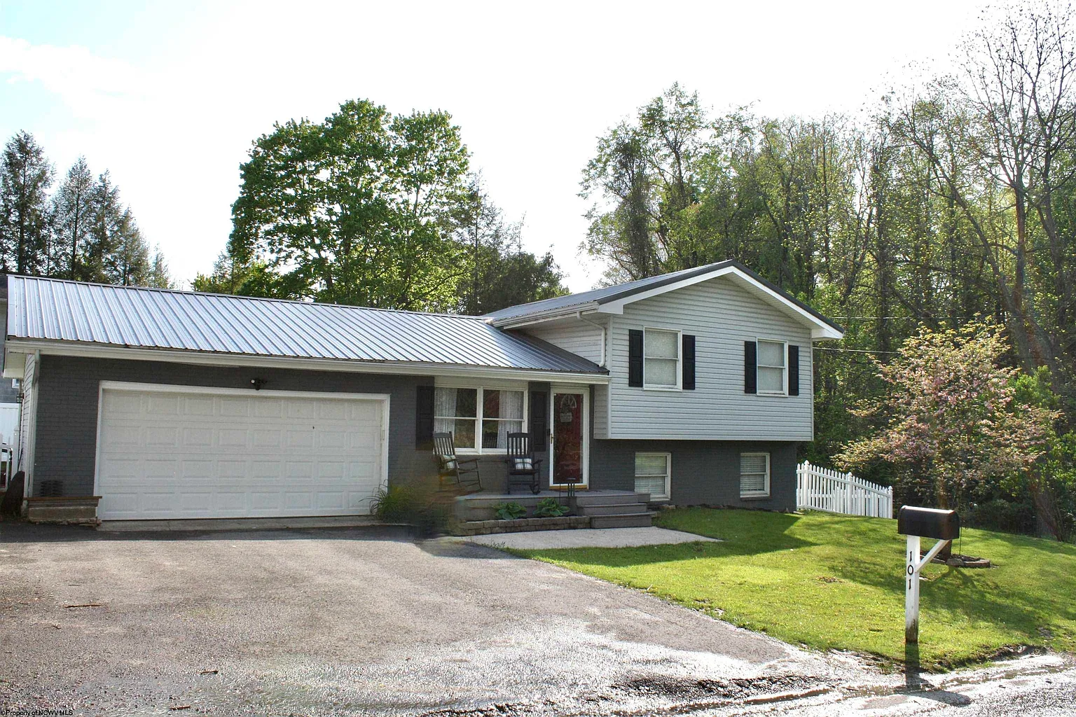 101 Manown St photo 1