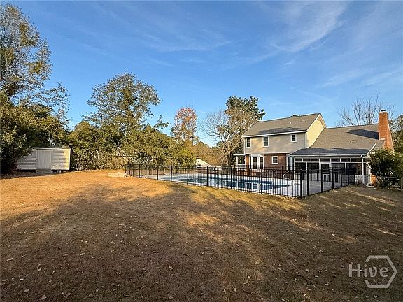 3rd image of 205 Amberwood Drive E