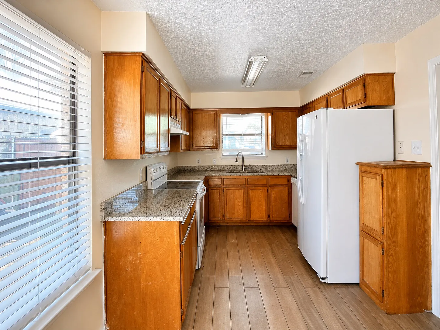 3 bed, 1272 sqft, $2,050 — Photo 2