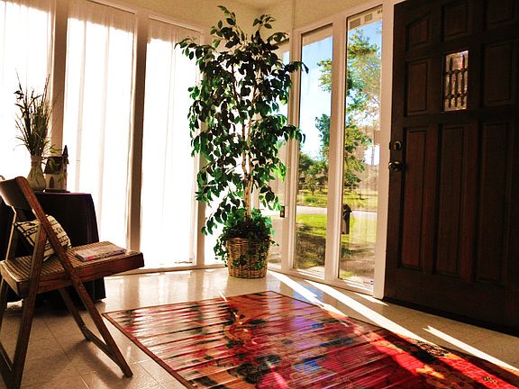 beautiful entry/sunroom