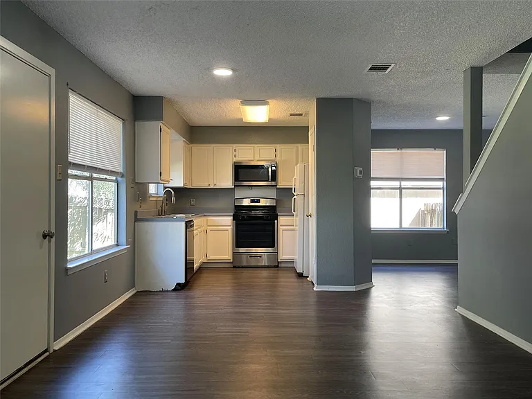 12702 Margit Dr — Photo 6