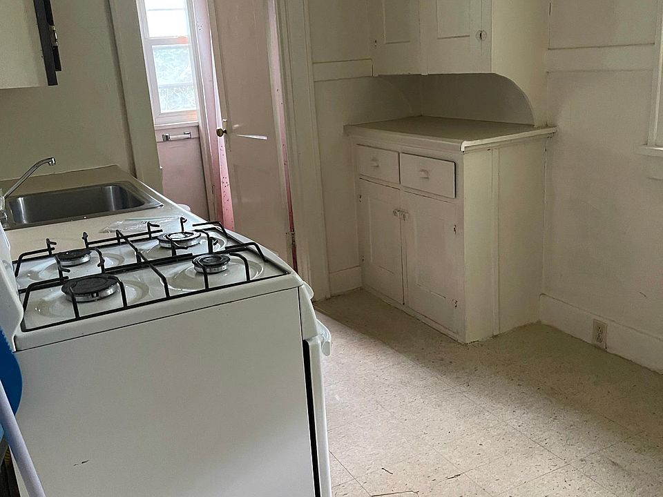 2nd image of 26 E Hill St