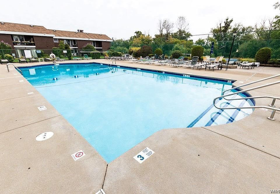 2nd image of 5 Greenwich Dr APT 1