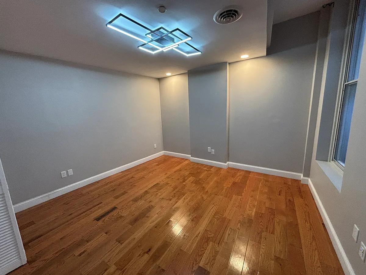 Building Photo - 37 Maiden Ln #3B
