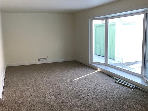 Over-sized livingroom window with lots of natural light.