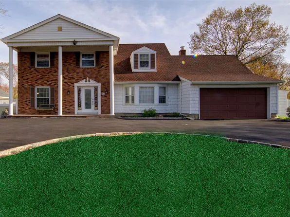 34 Faculty Lane, Farmingville, NY 11738