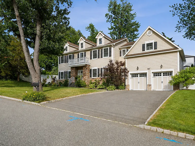 1233 Poplar Ave — Photo 3