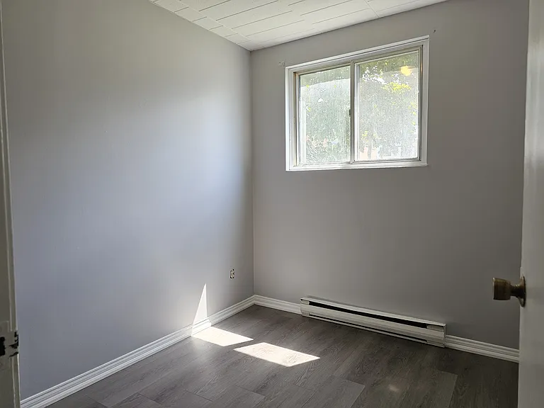 358 Queenston St — Photo 10