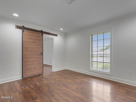 5th image of 307 Celeste Dr
