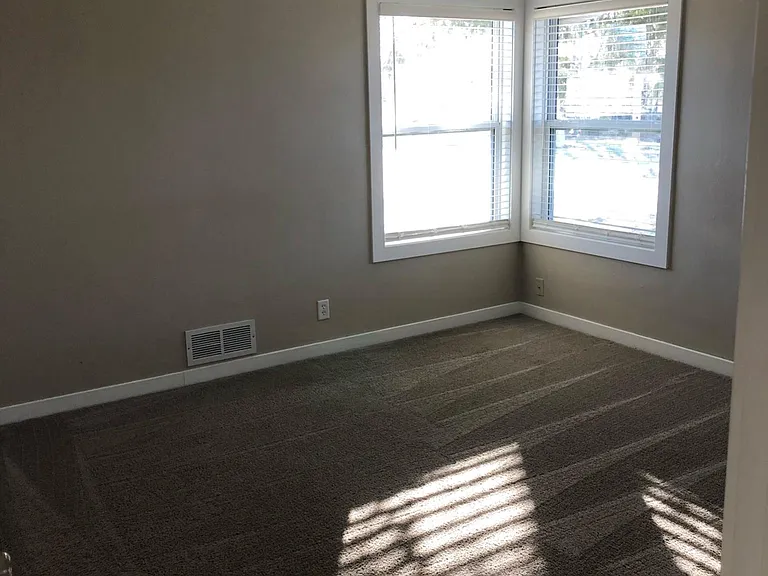 202 SE Park View Dr — Photo 12