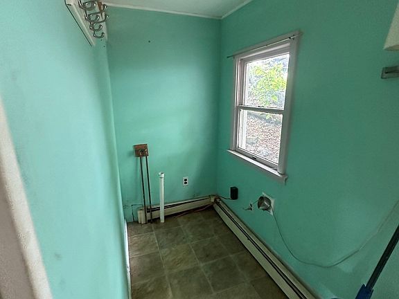 4th image of 35 Hillcrest St