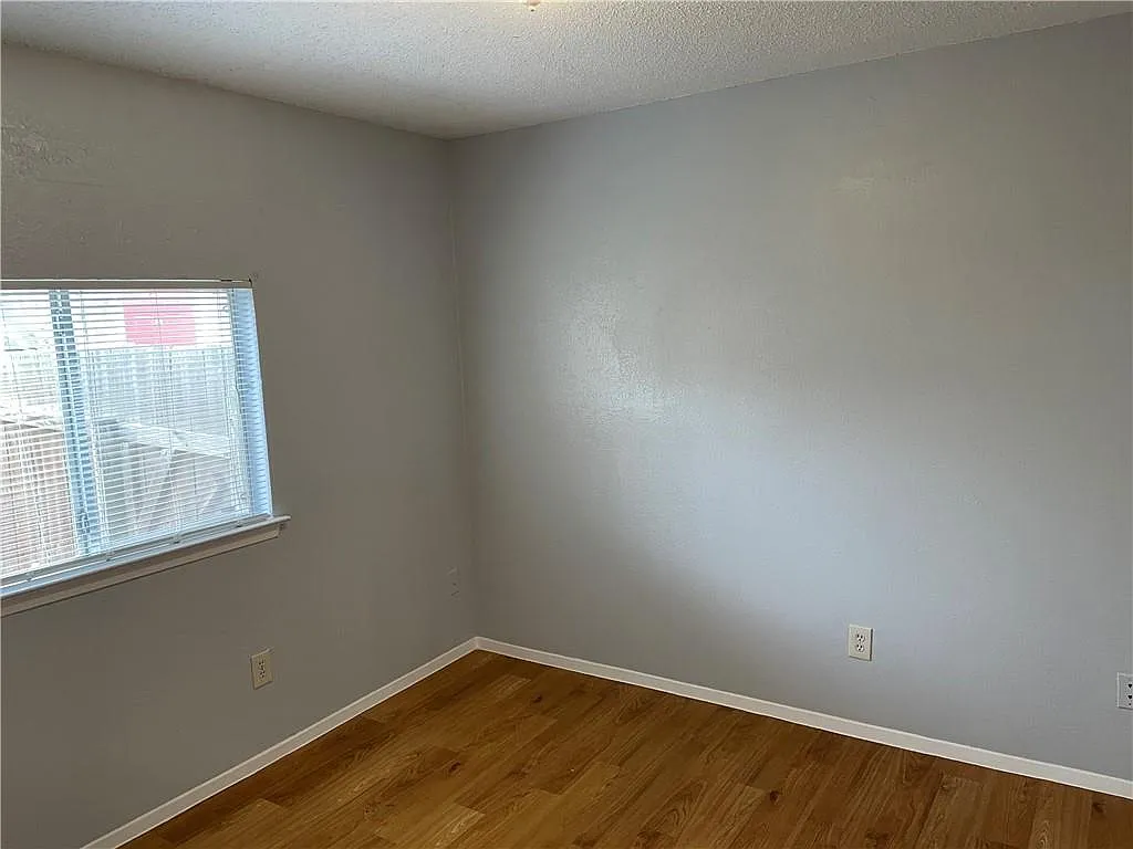 3 bed, 2.0 bath, 1895 sqft, $1,695 — Photo 3