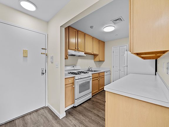 5th image of 10-12 Chestnut St #201B