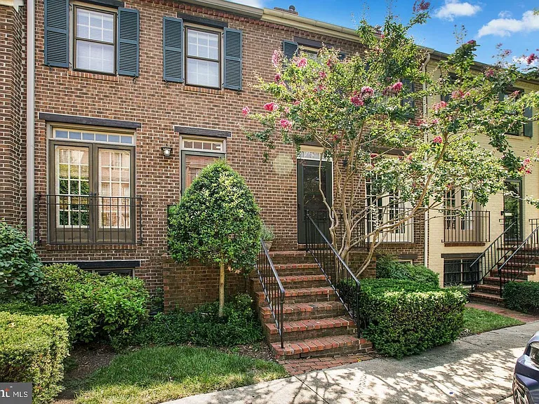 1225 Michigan Ct — Photo 1