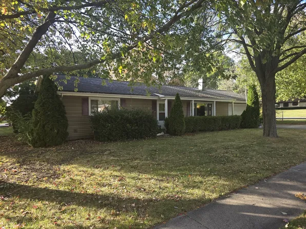 601 Country Ln, Bloomington, IL 61704