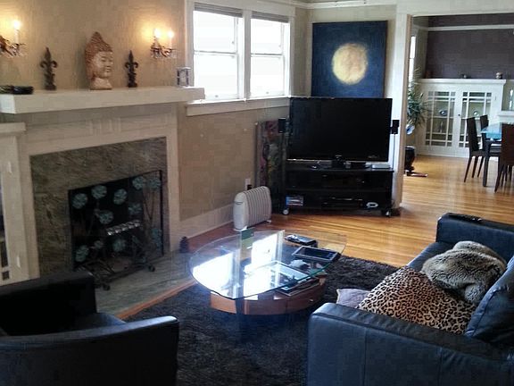 Liiving Room wiht Fireplace