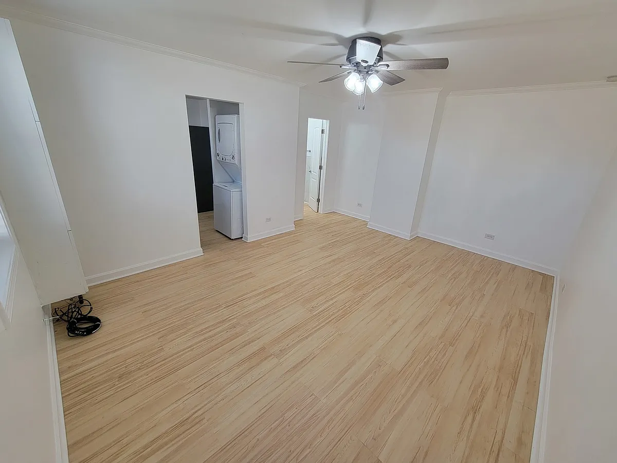 Building Photo - 6222 W Addison St #2