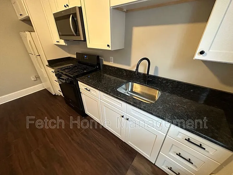 633 Manor St #2 — Photo 8