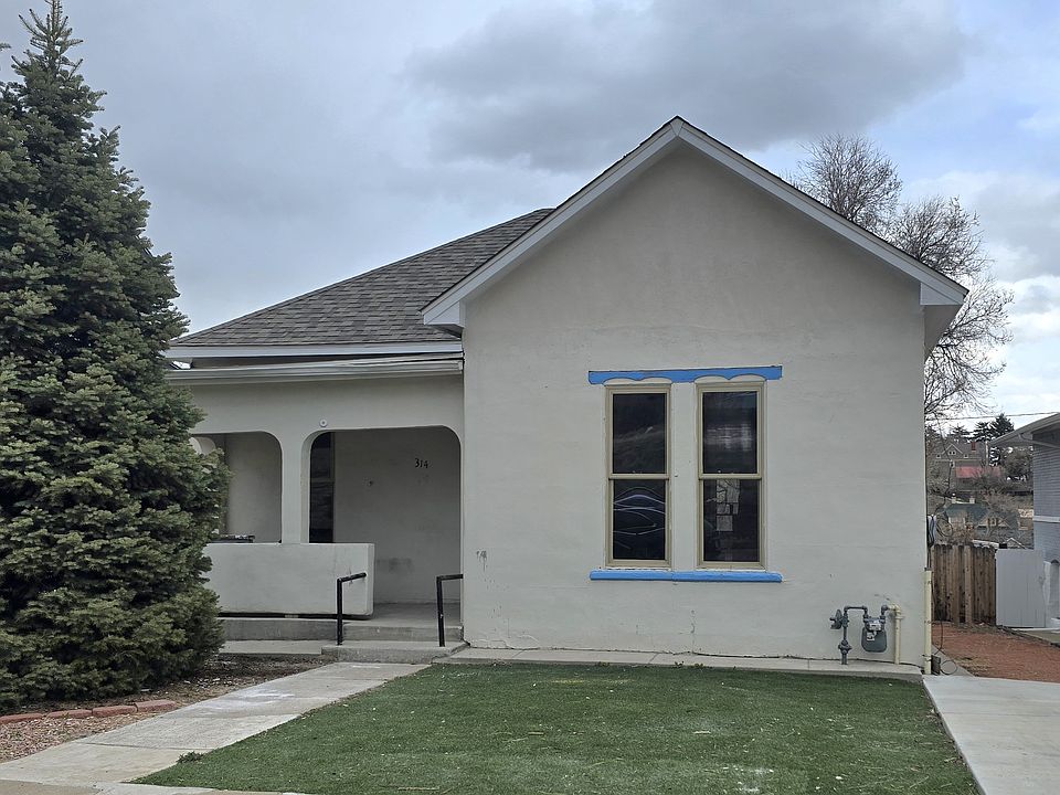 Front of house with Artificial Turf