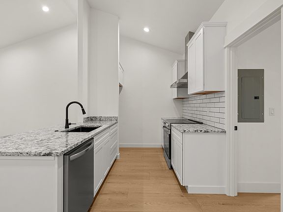 5th image of 414 SW I St